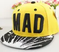 Detalle del bordado MAD 3D en gorra snapback amarilla con visera de salpicaduras de arte - Negro + Amarillo