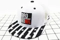 Dettaglio di cappello trucker per bambini con rete, visiera stellata e ricamo - bambini (3-8 anni) / Bianco (BRO)