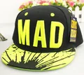 Detalle del bordado MAD y del patrón de salpicaduras verdes en la gorra infantil - Borde Verde Fluorescente + Negro