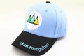 Détail d'une casquette bicolore avec broderie de montagne et texte décoratif brodé - Enfants (2-8 ans) / Forme Géométrique Bleu Ciel