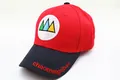 Détail d'une casquette de baseball rouge et noire avec broderie montagne et lettrage - Enfants (2-8 ans) / Diagramme Géométrique En Rouge