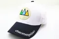 Détail de la casquette bicolore avec broderie de montagne et texte sur le bord - Enfants (2-8 ans) / Diagramme Géométrique (blanc)