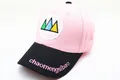 Détail de la casquette de baseball en coton rose et noir avec broderie montagne - Enfants (2-8 ans) / Rose Géométrique