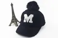 Dettaglio cappellino da baseball nero in peluche con pompon e lettera M ricamata bianca - Bambini (3-8 anni) / Marchio M Nero