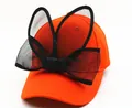 Détail de la casquette orange pour enfants avec un grand nœud en résille noire et oreilles de lapin - Orange