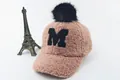 Dettaglio del cappello rosa in pile con pompon nero e ricamo della lettera M - Bambini (3-8 anni) / Marchio M Rosa