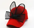 Dettaglio cappello rosso bimbi con orecchie da coniglio e fiocco in rete nera - Taglia per Bambini / Rosso
