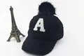 Dettaglio cappello bambino in finta pelliccia nera con toppa lettera A e pompon in cima - Bambini (3-8 anni) / Marchio A Nero