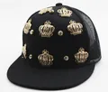 Détail de casquette hip-hop noire avec couronnes dorées et strass étincelants - Style maille / Couronne Noire