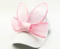 Détail de la casquette blanche en coton avec oreilles de lapin en tulle rose et nœud - Blanc
