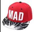 Gorra snapback roja para niños con visera de salpicaduras y bordado MAD en relieve - Ala Negra + Rojo