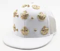 Détail de la casquette trucker blanche avec couronnes dorées et accents de strass - Style maille / Blanc Couronne