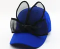 Détail d'une casquette bleue avec oreilles de lapin en résille et un nœud noir élégant - Bleu saphir