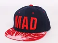 Gorra snapback para niños en azul marino y rojo con bordado MAD y visera moteada - Azul Marino con Ala Roja
