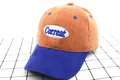 Detalle de gorra de béisbol de pana naranja con visera azul y parche de Correat - Niños / Azul Real Y Naranja