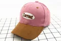 Detalle de la gorra de béisbol de pana rosa y marrón con bordado de letras Correat - Niños / Café Oscuro Y Rosa