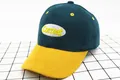 Detalle de gorra de pana con corona verde, visera amarilla y bordado de Correat - Niños / Amarillo Y Verde Oscuro
