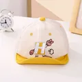 Detalle de gorra de béisbol para bebé con malla transpirable y bordado amarillo letra H - Niños / Amarillo