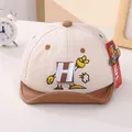 Primer plano de gorra de béisbol para bebé con malla y bordado 3D de letra H animada - Niños / Café