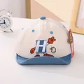 Detalle de gorra de béisbol para bebé con malla blanca transpirable y visera suave azul - Niños / Azul