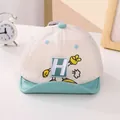 Detalle de gorra de malla para bebé con bordado de letra H y tejido transpirable - Niños / Azul lago