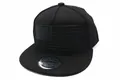 Detailansicht der schwarzen Snapback-Kappe mit US-Flaggenstickerei und silbernem Sticker - Erwachsene / Schwarz