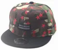 Detail van de camouflage snapback pet met rode sterren en Smith Bridge patch - Ster Camouflage