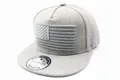 Detail der grauen Snapback-Cap mit US-Flaggen-Patch und hochwertiger Twill-Textur - Kinder / Grau
