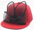 Detalle de gorra roja para niños con orejas de conejo y lazo grande de malla negra - Rojo Adultos