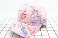Detail van roze katoenen baseballcap met graffiti-print en een gebogen rand - Roze