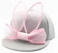 Detalle de orejas de conejo de malla rosa y lazo grande en gorra gris para niños - Gris para Adultos
