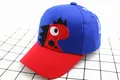 Dettaglio di un cappellino da baseball per bambini blu e rosso con ricamo di dinosauro - Bambini (2-8 anni) / Blu Reale