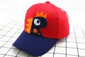Dettaglio cappellino bimbo con ricamo dinosauro e cucitura lettere Long Long - Bambini (2-8 anni) / Rosso