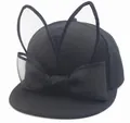 Detalle de gorra de béisbol negra con orejas de conejo de malla y un lazo decorativo - Negro Niños