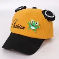 Dettaglio del cappellino giallo per bambini con patch a rana e orecchie di peluche - Bambini (3-8 Anni) / Rana Gialla