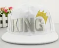Gorra de béisbol blanca para niños con bordado KING plateado y detalle de corona dorada - Niños / Blanco