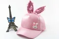 Dettaglio cappello baseball rosa bimba con orecchie di coniglio lucenti e perle decorative - Stile Tessuto Tutte le Stagioni (Rosa Antico)