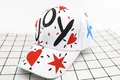 Dettaglio del cappellino bianco con scritte LOVE e JOY e icone graffiti colorate - Bambini (3-12 anni) / Stile JOY / Bianco