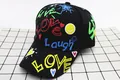 Dettaglio cappello nero in cotone con graffiti neon e stampa LOVE multicolore - Bambini (3-10 Anni) / Stile LOVE Sole / Nero