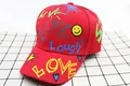 Dettaglio del cappellino rosso per bambini con stampe graffiti LOVE e LAUGH - Bambini (3-10 Anni) / Stile LOVE Sole / Rosso