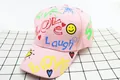 Dettaglio del cappellino rosa in cotone con scritte graffiti colorate e cuori ricamati - Bambini (3-10 Anni) / Stile LOVE Sole / Rosa