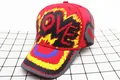 Dettaglio del cappellino rosso per bambini con graffiti LOVE e stampe colorate - Bambini (3-12 anni) / Stile LOVE Arcobaleno / Rosso