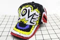 Dettaglio del cappellino nero con stampa graffiti LOVE e bordo della visiera rosso - Bambini (3-12 anni) / Stile LOVE Arcobaleno / Nero