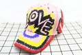 Dettaglio del cappellino rosa per bambini con stampa di lettere graffiti LOVE colorate - Bambini (3-12 anni) / Stile LOVE Arcobaleno / Rosa