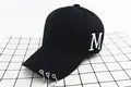 Detalle de gorra de béisbol de algodón negro con bordado M y anillos metálicos plateados - Niños / Negro