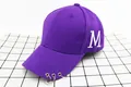 Detalle de gorra de béisbol morada con anillos metálicos en visera y bordado de letra M - Niños / Púrpura