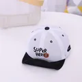 Vue détaillée du tissu en maille blanche respirante et de la broderie Super Hero sur la casquette - 1-4 Ans / Bord Noir