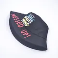 Détail d'un bob en coton noir montrant le motif graffiti imprimé au style streetwear - Adulte / Noir