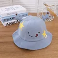 Dettaglio di un cappello da bambino blu con corna di peluche e ricamo con faccina sorridente - 1-4 Anni / Blu