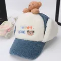 Dettaglio del cappello invernale per neonati con orsetto di peluche e ricamo - Blu